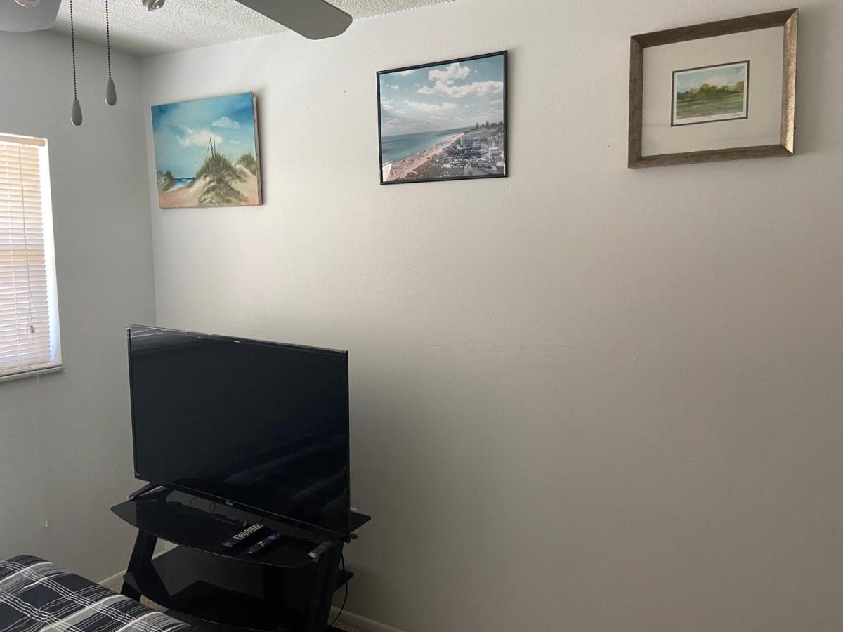 Private Room In A 2 Bedroom 1 Bathroom Shared With Host, On The Beach, Surrounded By Resorts, Only 2 People Max St. Pete Beach Zewnętrze zdjęcie